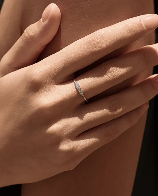 Avsmalnande pavéring med moissanite - tolv stenar färg D / VVS1 över 12 mm, 925 sterlingsilver, storlek 5-9