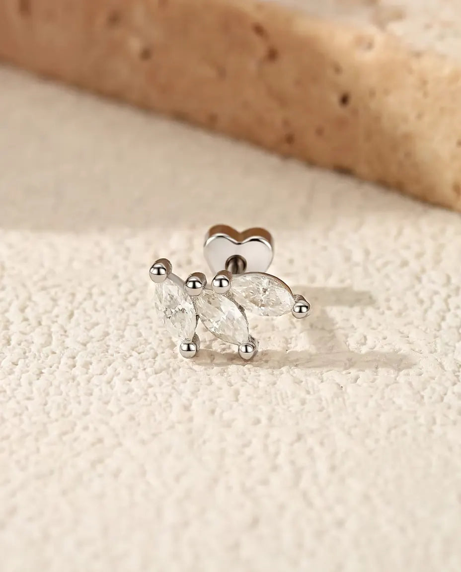 Bladörhängen med Markisslipad Moissanit i 925 Sterlingsilver - på en ljus strukturerad yta bredvid en travertinplatta