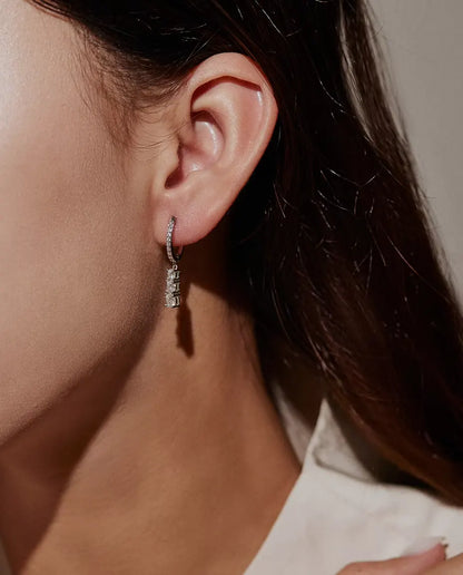 Moissanite Örhängen i 925 Sterlingsilver - burna i en modells öra, närbild