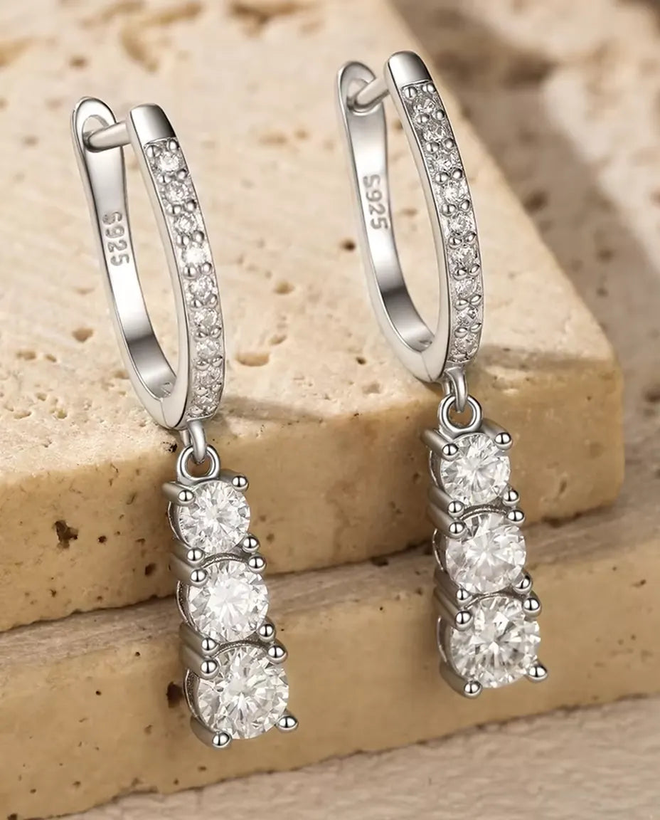 Moissanite Örhängen i 925 Sterlingsilver - närbild av de tre graderade moissaniterna