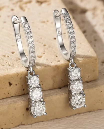 Moissanite Örhängen i 925 Sterlingsilver - närbild av de tre graderade moissaniterna
