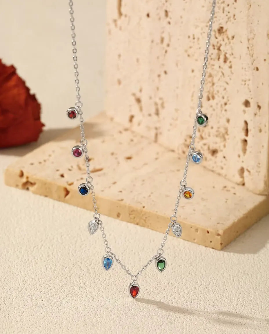 Berlockhalsband i 925 Sterlingsilver – Elva Flerfärgade Zirkonia Berlocker, Runda och Droppformade, på en Fin Kedja, Enkelt Halsband att Kombinera