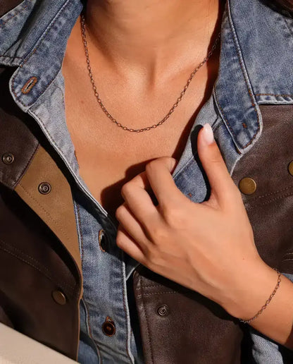 Halsband med Ankarkedja i 925 Sterlingsilver - buret av en modell, handen håller i jackkragen