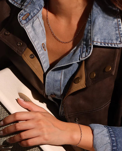 Halsband med Ankarkedja i 925 Sterlingsilver - buret av en modell