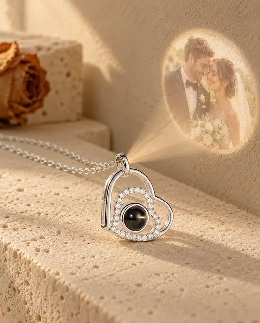 Halsband med Bild Inuti - projicerar det dolda fotot på väggen