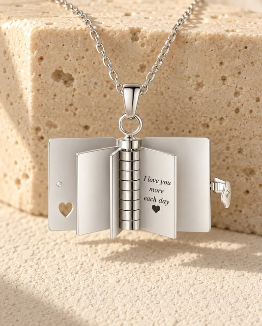 Personligt Halsband med Bokhänge - Graverad Mini-anteckningsbok med 3 Egna Texter, Rostfritt Stål i Silverton eller Guldton