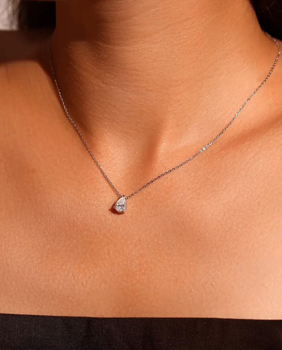 Moissanite Halsband 1 ct i 925 Sterlingsilver - buret av en modell, närbild vid nyckelbenet
