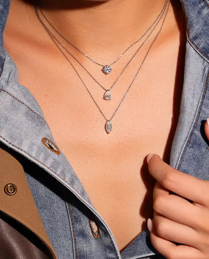 Moissanite Halsband 1 ct i 925 Sterlingsilver - buret av en modell, i lager med andra halsband