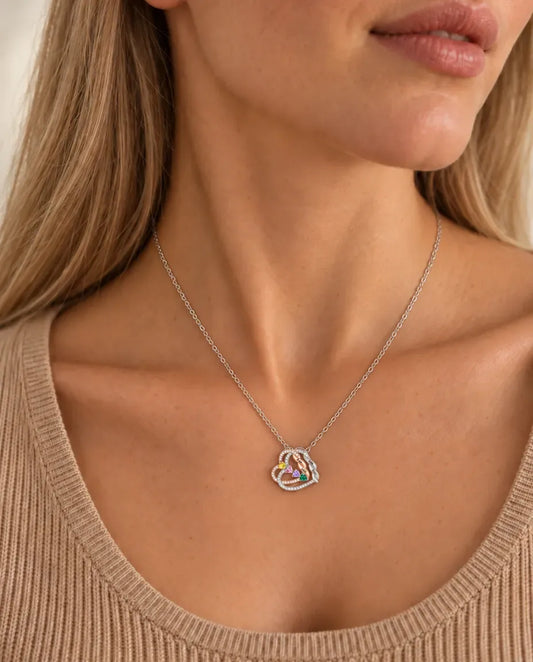 Graverat Halsband med 2 - buren av en modell
