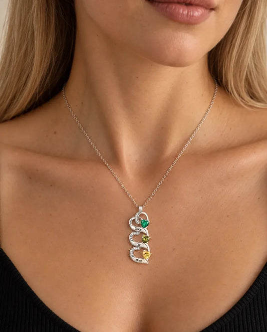 Personligt Halsband med Hjärtan i Kaskad - buren av en modell