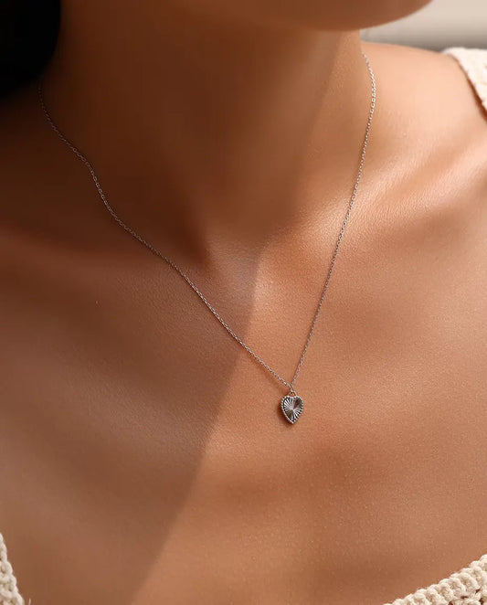 Halsband med Hjärthänge i 925 Sterlingsilver - buret av en modell