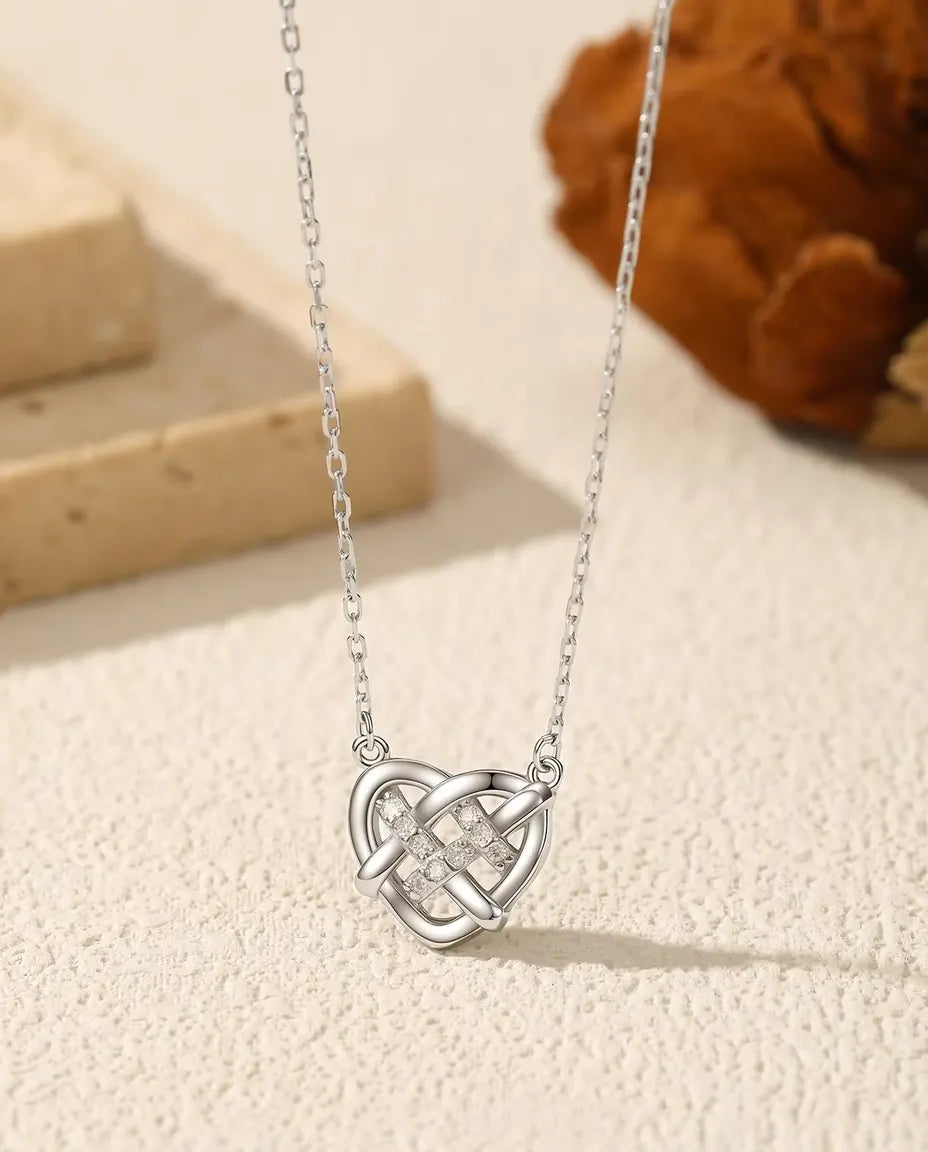 Halsband Keltisk Knut Hjärta – 9 moissaniter färg D, i 925 sterlingsilver, justerbar kedja 40 till 45 cm