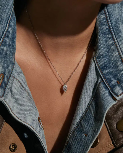 Moissanite Halsband 1 ct i 925 Sterlingsilver - buret av en modell, närbild vid nyckelbenet