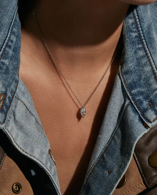 Moissanite Halsband 1 ct i 925 Sterlingsilver - buret av en modell, närbild vid nyckelbenet