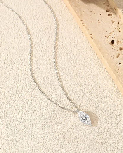 Moissanite Halsband 1 ct i 925 Sterlingsilver - i en mjuk båge på en ljus strukturerad yta