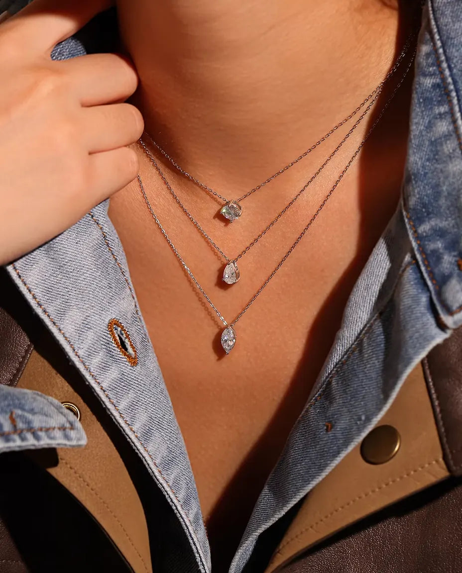 Moissanite Halsband 1 ct i 925 Sterlingsilver - buret av en modell, i lager med andra halsband