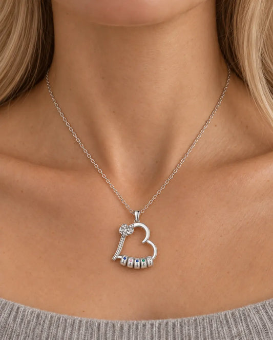 Halsband med Månadssten - buren av en modell