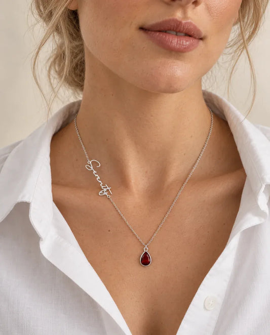 Halsband med Månadssten och Namn - buren av en modell
