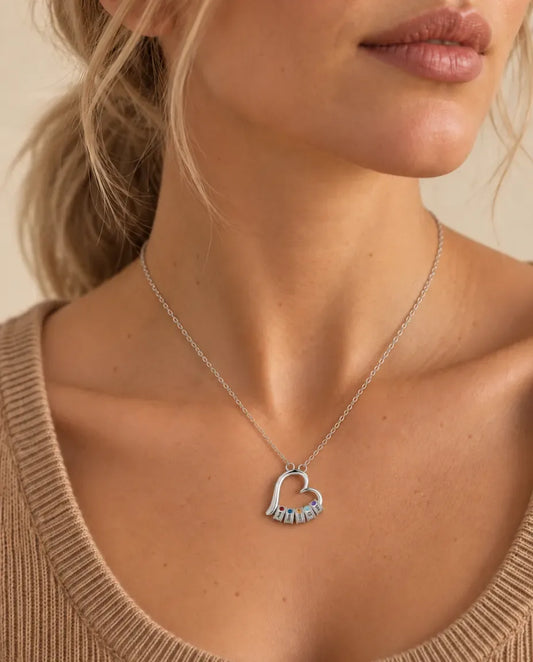 Halsband med Månadssten för Mamma och Mormor - buren av en modell