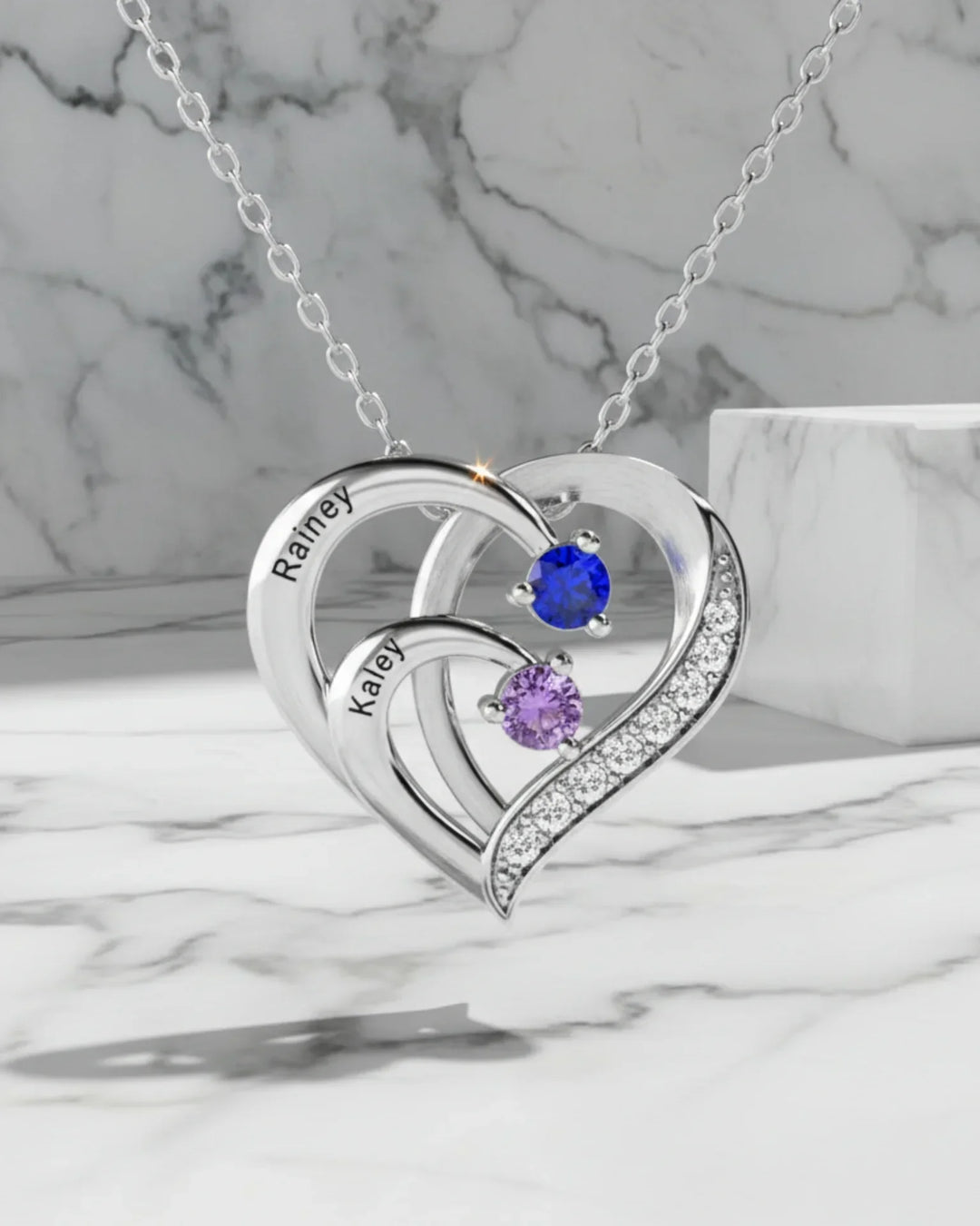 Halsband med Månadssten – Två Sammanflätade Hjärtan med Gravyr i 925 Sterling Silver