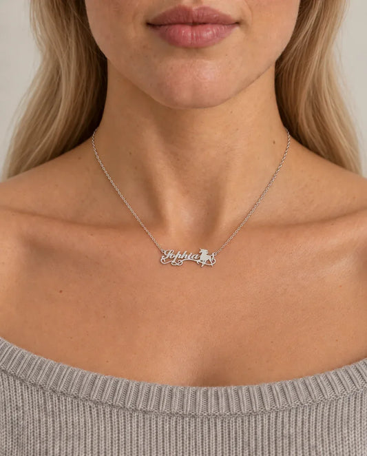 Namnhalsband med Enhörning - buren av en modell