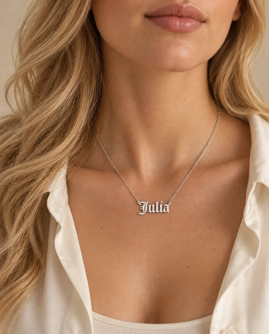 Namnhalsband Old English - buren av en modell