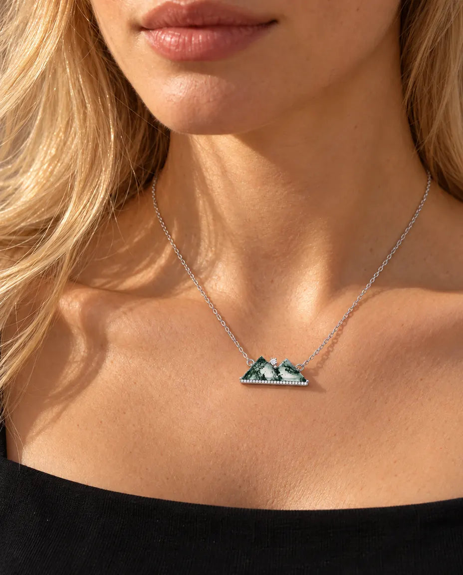 Moss Agate Halsband med Berg i 925 Sterlingsilver - buret av en modell, närbild vid nyckelbenet