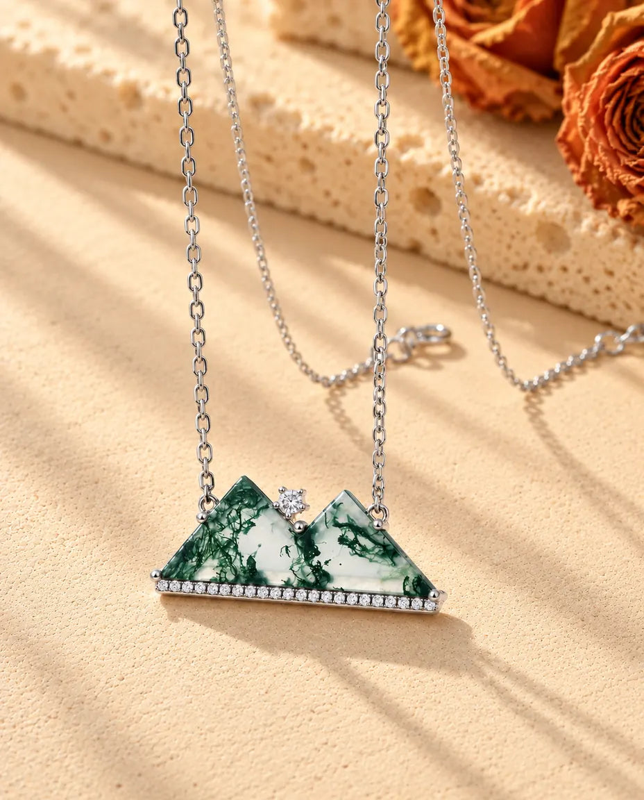 Moss Agate Halsband med Berg i 925 Sterlingsilver - fotograferat snett på en ljus strukturerad yta