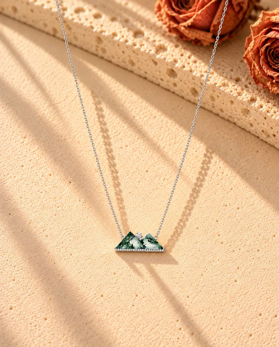Moss Agate Halsband med Berg i 925 Sterlingsilver - hela halsbandet utlagt i ett långt V på en ljus strukturerad yta