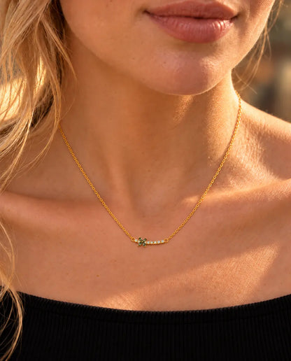 Moss Agate Halsband med Blomma i Guldpläterat 925 Sterlingsilver - buret av en modell, närbild vid nyckelbenet