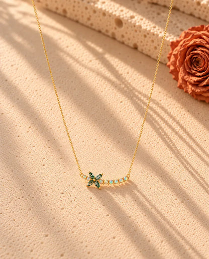 Moss Agate Halsband med Blomma i Guldpläterat 925 Sterlingsilver - hela halsbandet utlagt i ett långt V på en ljus strukturerad yta