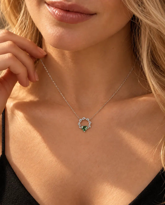 Moss Agate Halsband med Hjärta i 925 Sterlingsilver - buret av en modell med handen vid halsen