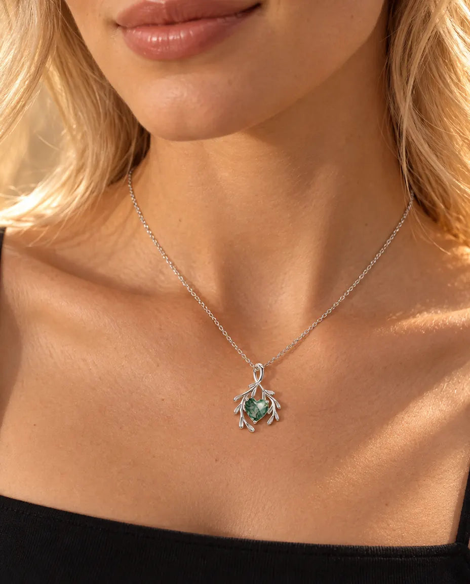 Moss Agate Halsband med Hjärta och Grenar i 925 Sterlingsilver - buret av en modell, närbild vid nyckelbenet