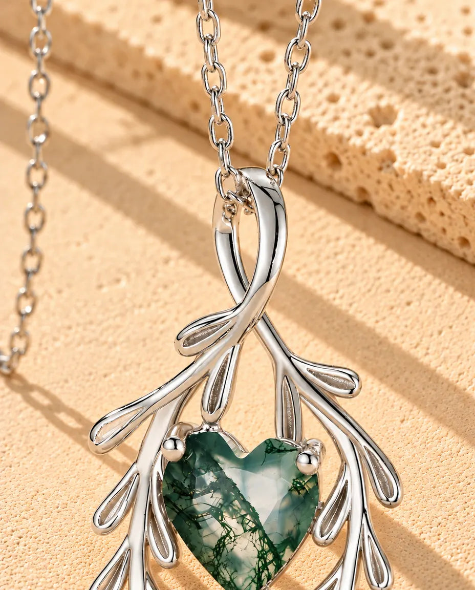Moss Agate Halsband med Hjärta och Grenar i 925 Sterlingsilver - närbild av mossagaten och infattningen
