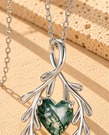 Moss Agate Halsband med Hjärta och Grenar i 925 Sterlingsilver - närbild av mossagaten och infattningen