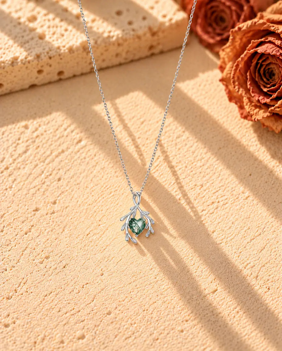 Moss Agate Halsband med Hjärta och Grenar i 925 Sterlingsilver - hela halsbandet utlagt i ett långt V på en ljus strukturerad yta