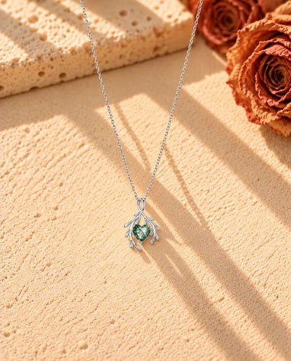 Moss Agate Halsband med Hjärta och Grenar i 925 Sterlingsilver - hela halsbandet utlagt i ett långt V på en ljus strukturerad yta