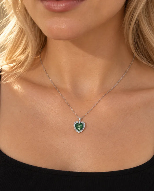 Moss Agate Halsband med Hjärta i 925 Sterlingsilver - buret av en modell, närbild vid nyckelbenet