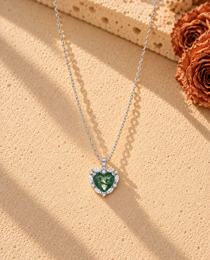 Moss Agate Halsband med Hjärta i 925 Sterlingsilver - hela halsbandet utlagt i ett långt V på en ljus strukturerad yta
