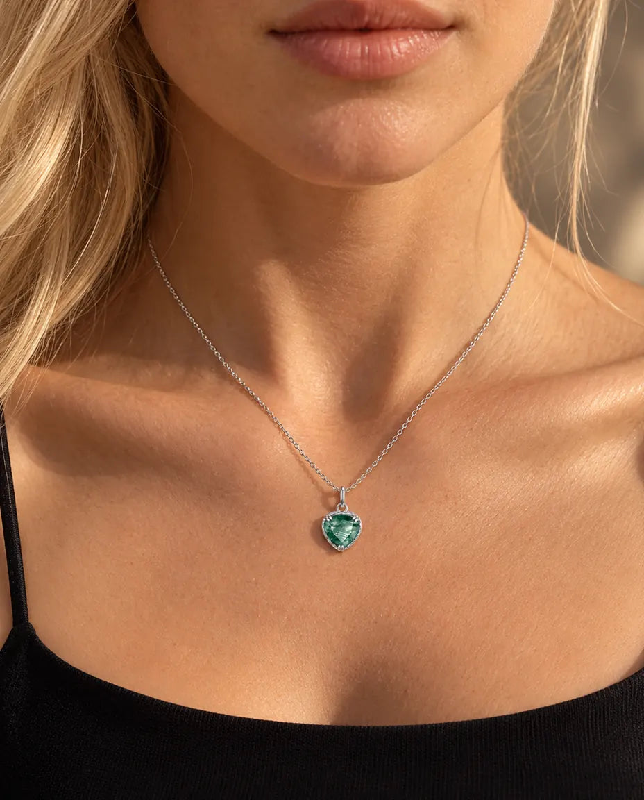 Moss Agate Halsband med Hjärta i 925 Sterlingsilver - buret av en modell, närbild vid nyckelbenet