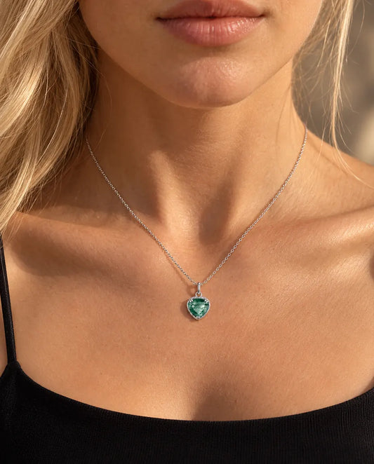 Moss Agate Halsband med Hjärta i 925 Sterlingsilver - buret av en modell, närbild vid nyckelbenet