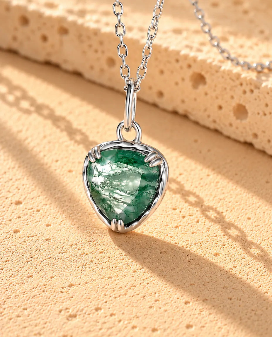 Moss Agate Halsband med Hjärta i 925 Sterlingsilver - närbild av mossagaten och infattningen