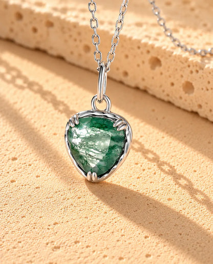 Moss Agate Halsband med Hjärta i 925 Sterlingsilver - närbild av mossagaten och infattningen