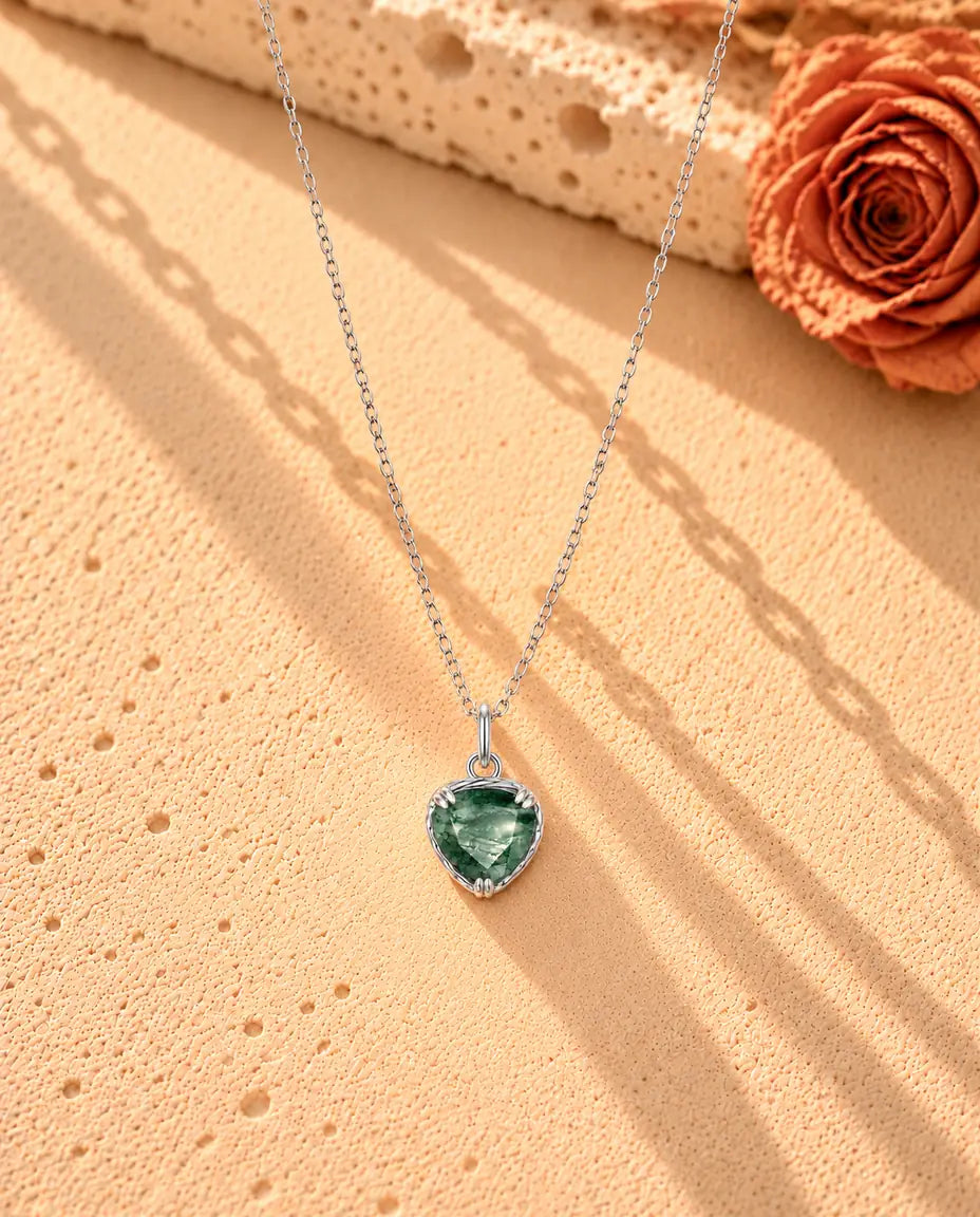 Moss Agate Halsband med Hjärta i 925 Sterlingsilver - hela halsbandet utlagt i ett långt V på en ljus strukturerad yta