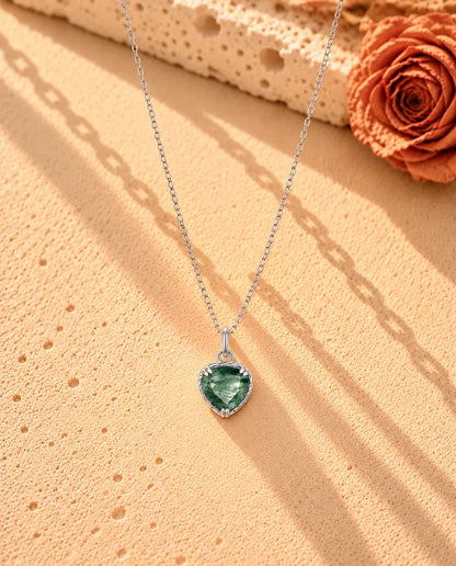 Moss Agate Halsband med Hjärta i 925 Sterlingsilver - hela halsbandet utlagt i ett långt V på en ljus strukturerad yta