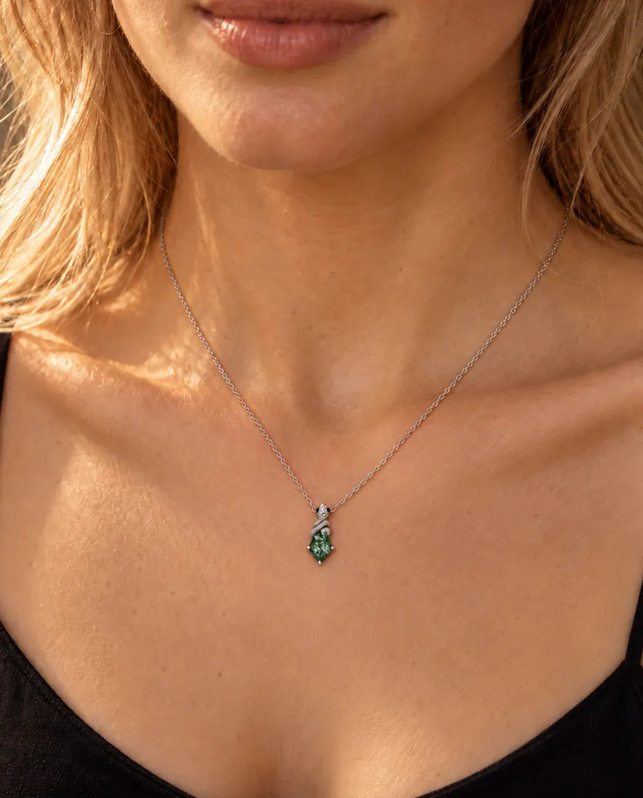 Moss Agate Halsband med Orm i 925 Sterlingsilver - buret av en modell, närbild vid nyckelbenet