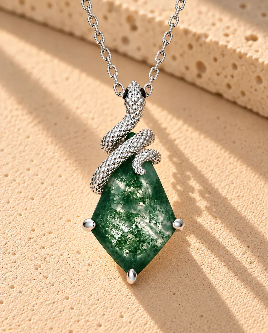 Moss Agate Halsband med Orm i 925 Sterlingsilver - närbild av mossagaten och infattningen