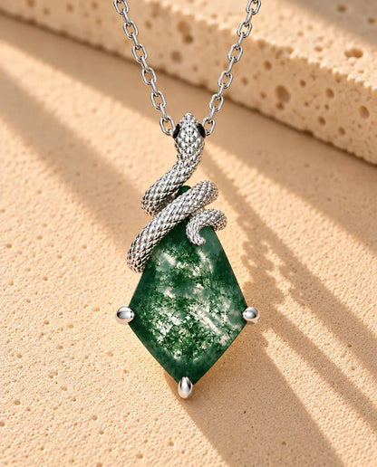 Moss Agate Halsband med Orm i 925 Sterlingsilver - närbild av mossagaten och infattningen