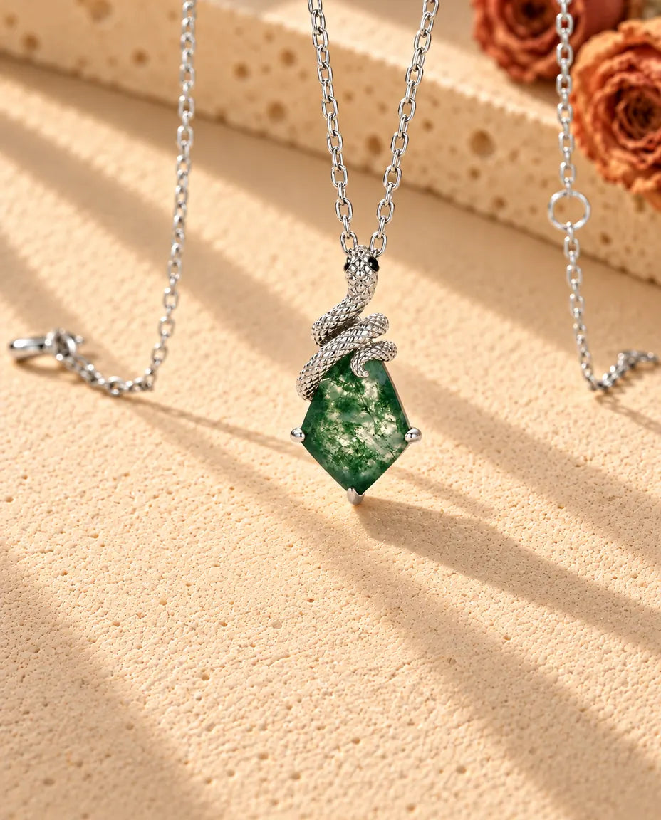 Moss Agate Halsband med Orm i 925 Sterlingsilver - fotograferat snett på en ljus strukturerad yta