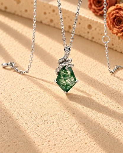 Moss Agate Halsband med Orm i 925 Sterlingsilver - fotograferat snett på en ljus strukturerad yta